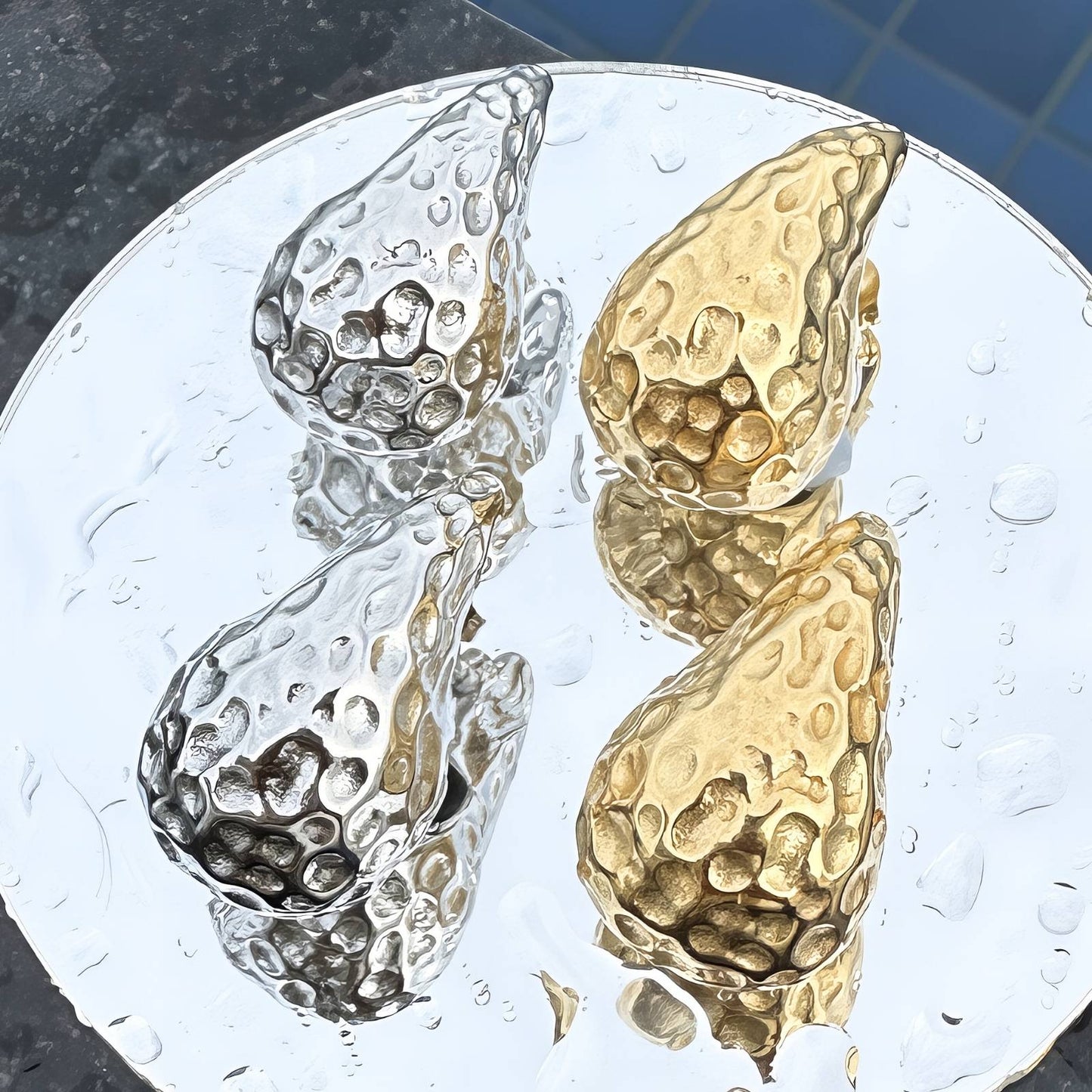 Gestructureerde druppeloorbellen van 18K verguld roestvrij staal, waterdicht en hypoallergeen, met stift (3 x 2 cm).