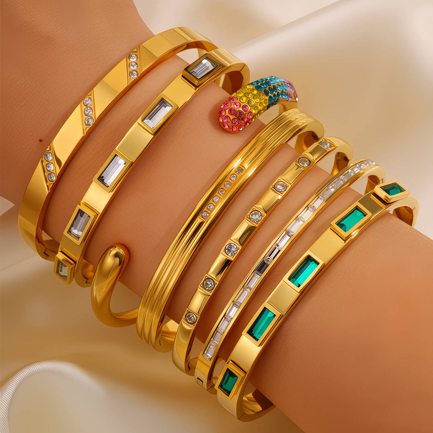 Elegante roestvrijstalen armband met 18K goudcoating & zirkonia – Waterdicht & Hypoallergeen, 6 cm doorsnede