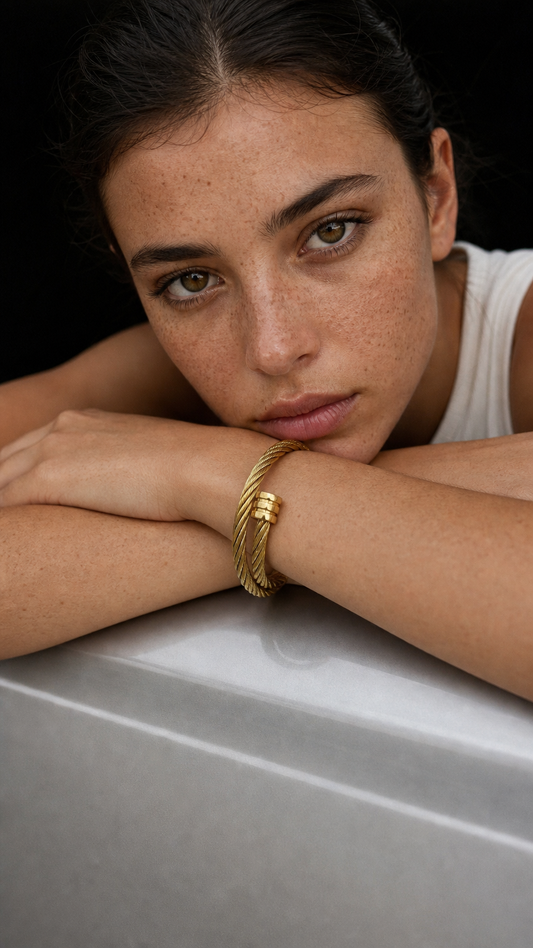 18K verguld roestvrijstalen armband in minimalistisch luxueus open ontwerp